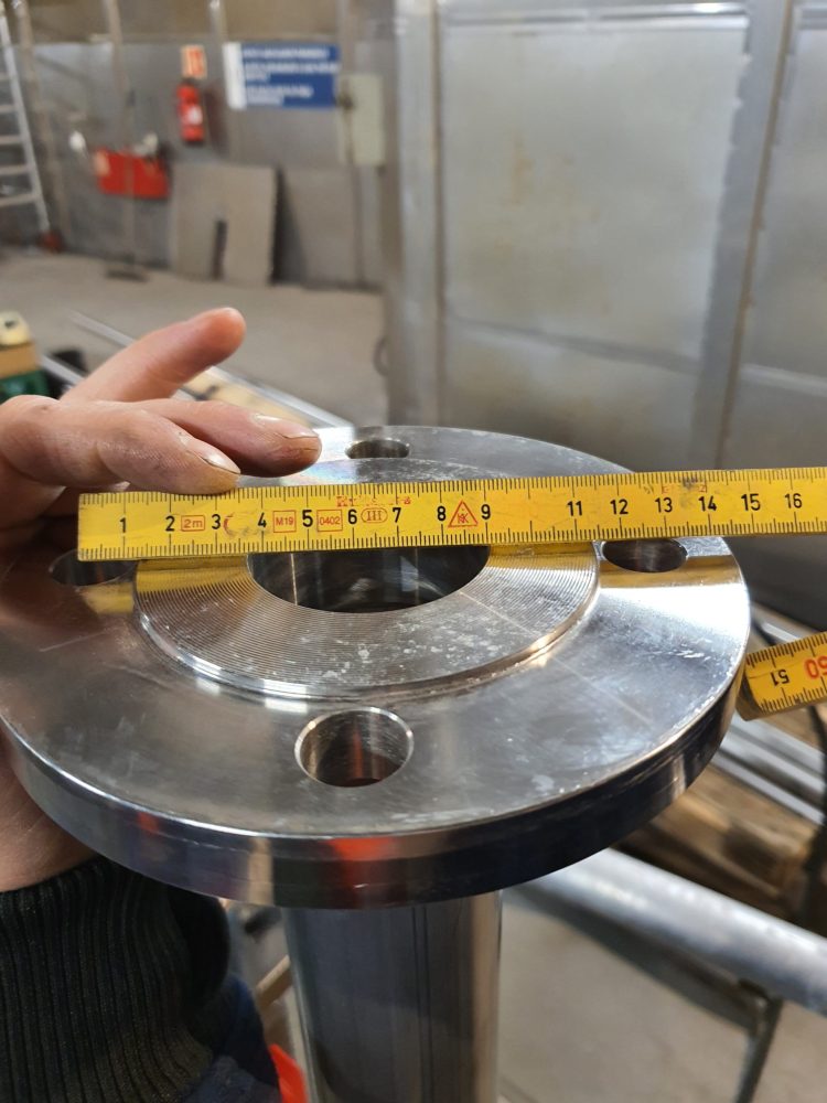Jeppe måler diameter på metalskive.